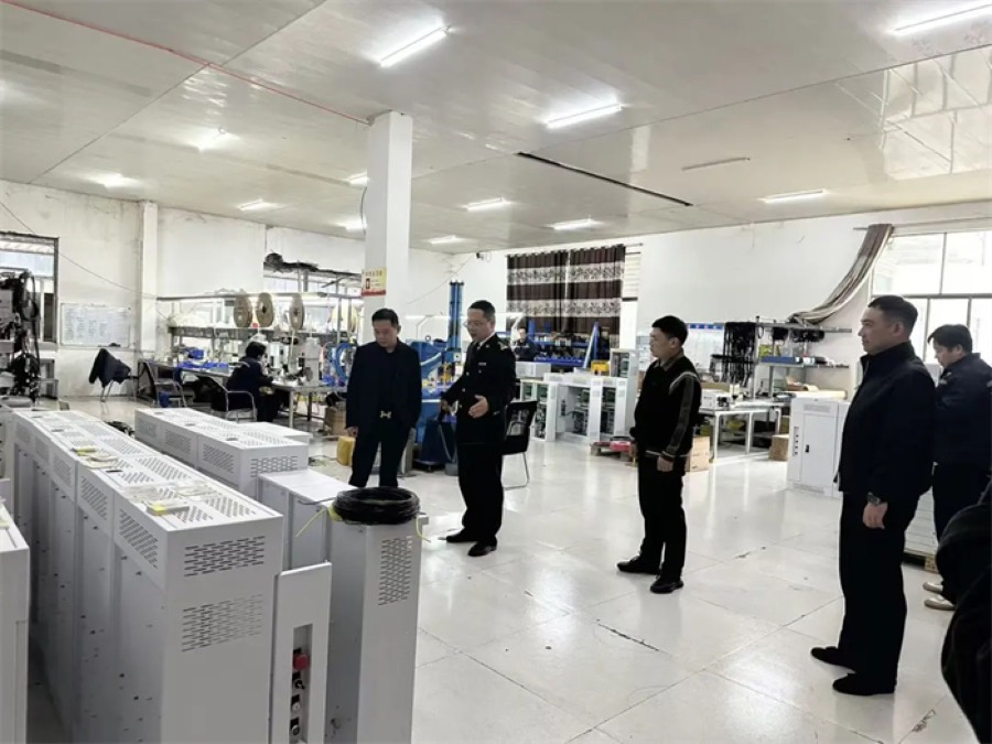 电工车间的电梯控制柜产线