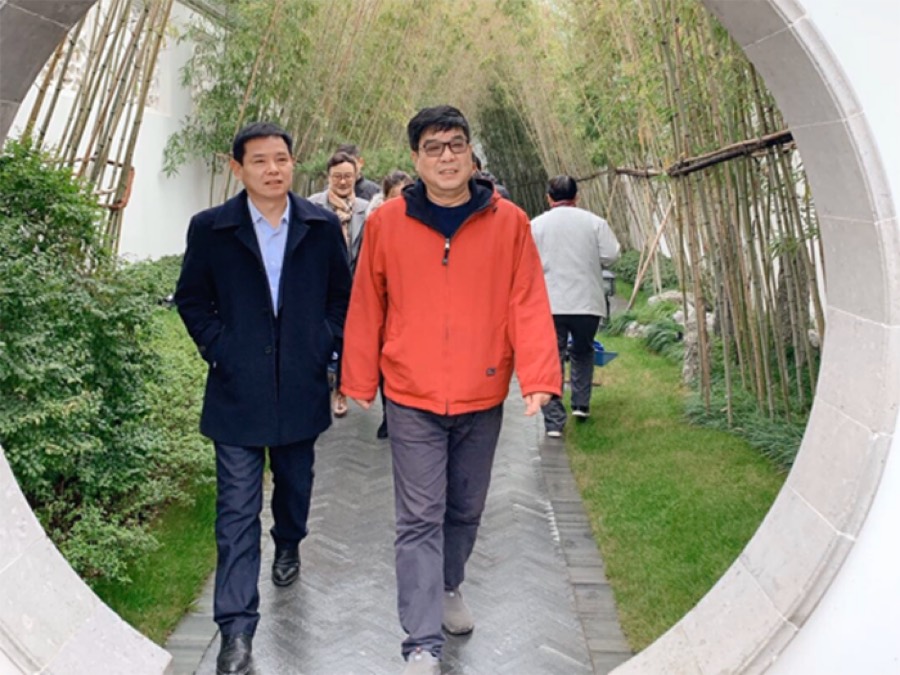 迅立达集团董事长贺杰考察上海桃花源项目开 配图 2